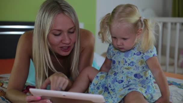Mulher e criança com tablet em casa . — Vídeo de Stock