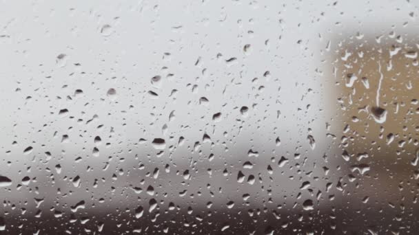 Autunno, maltempo, malinconia. Gocce di pioggia sul vetro . — Video Stock