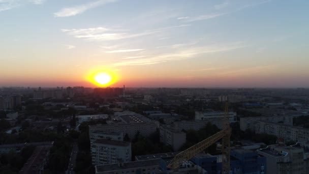 Εναέρια: Γερανός κτίριο σε φόντο ηλιοβασίλεμα — Αρχείο Βίντεο
