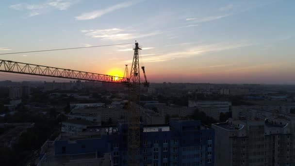 Guindaste de construção no fundo por do sol — Vídeo de Stock