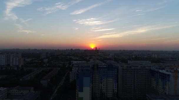 Antenne: Baukran im Hintergrund des Sonnenuntergangs — Stockvideo