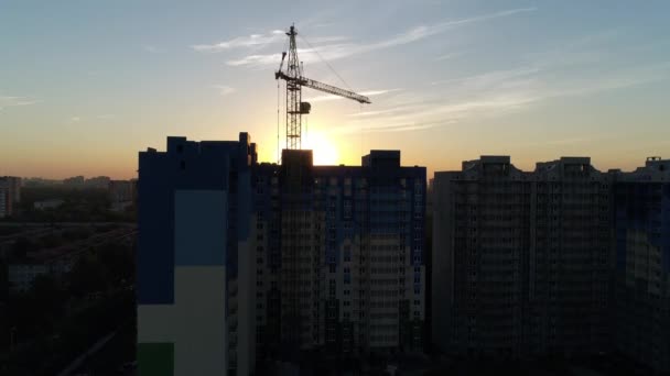 Havadan görünümü - günbatımı arka plan üzerinde inşaat vinç. — Stok video