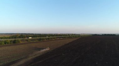 Hava alanındaki traktör görünümünü yere pulluklar.