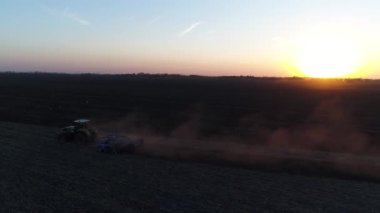 Rusya, Krasnodar, Eylül 2018. Günbatımı veya şafak bir alanda traktör sürmek.