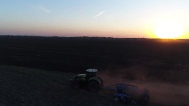Rusya, Krasnodar, Eylül 2018. Güneş karşı alanındaki traktör sürmek. Çiftçi, tarım.