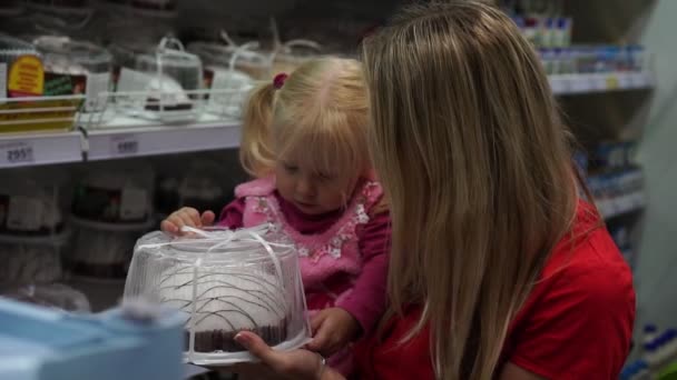 Una donna con un bambino in un supermercato . — Video Stock