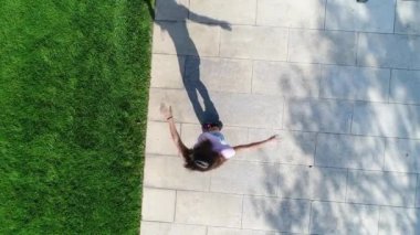 Genç güzel kadın parkta paten.