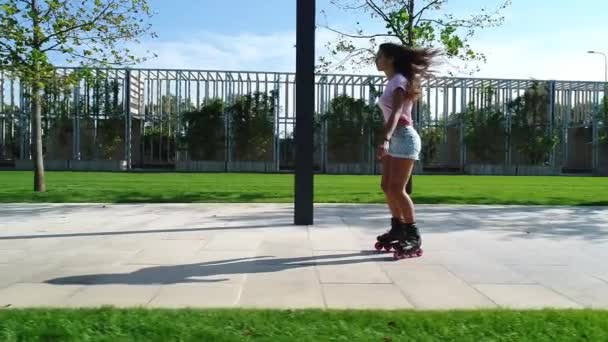 Mujer sexy en los rodillos. Mujer joven montando patines . — Vídeos de Stock