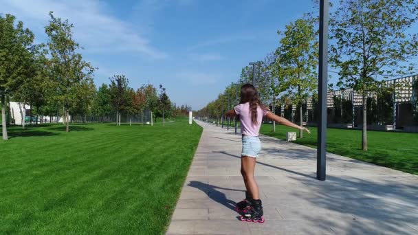 若い女性のローラー スケート公園で — ストック動画