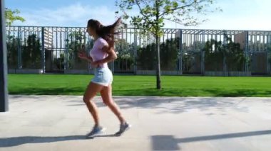 Güzel kız parkta çalışır. Genç kadın parkta koşu yapıyor.