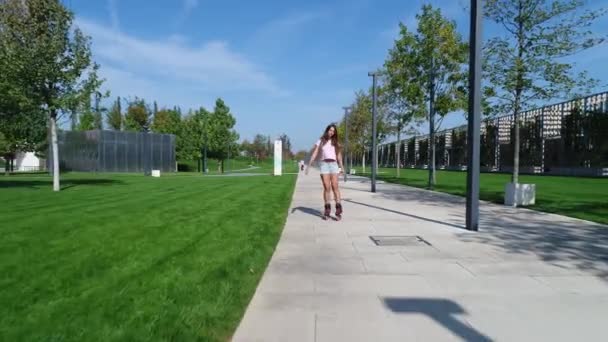 Hermosa mujer deportiva patinando en el parque — Vídeos de Stock