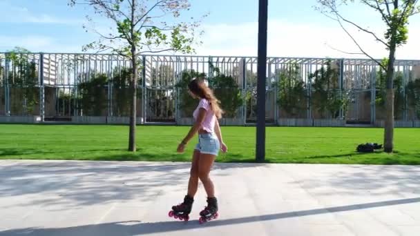 Mujer en los rodillos. Hermosa chica patinando . — Vídeos de Stock