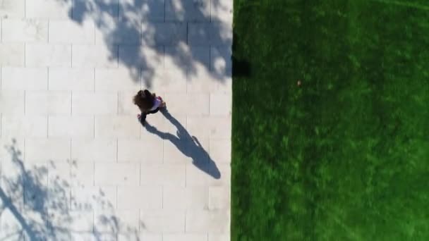Vacker flicka inlines. Kvinna rullskridskoåkning i parken. — Stockvideo