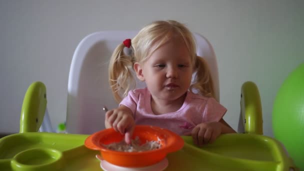 Pequeno bebê comendo na mesa, câmera lenta . — Vídeo de Stock