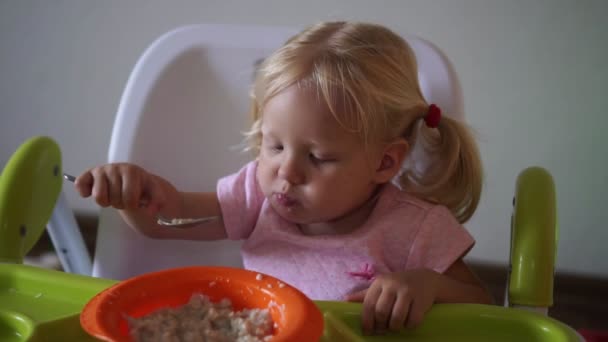 Ребёнок ест за столом, замедленная съемка . — стоковое видео