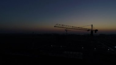 İnşaat Vinç sabah alacakaranlık.