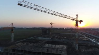 Vinç güneş ve şafak arka plan üzerinde bina.