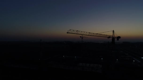 Grue de construction dans la matinée crépuscule . — Video