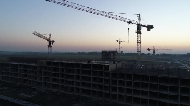 Grúa de construcción alta en el fondo del amanecer . — Vídeo de stock