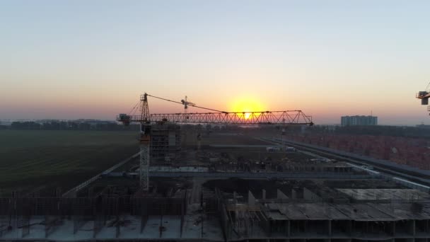 Építőipari daru a háttérben, a sun és a dawn. — Stock videók