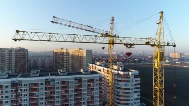 Construction cranes on the background of urban buildings. — Stock Video