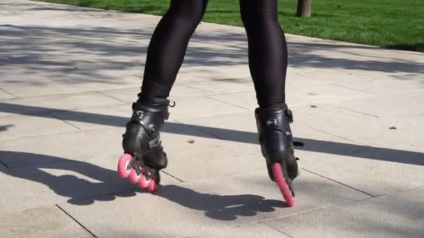 Mujer gira sobre patines de ruedas, cámara lenta . — Vídeos de Stock