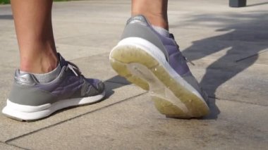 Bir kadın koşu önce bacaklarını uzanır. Fitness, çalıştıran, spor.