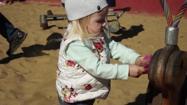 The girl on the playground. The child plays in the sandbox. — Stock Video