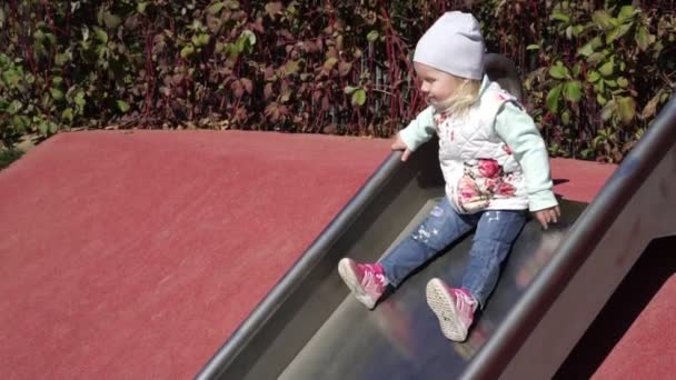 Das Kind rollt eine Kinderrutsche hinunter — Stockvideo