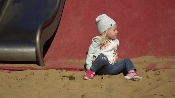 Criança alegre brincando no playground . — Vídeo de Stock