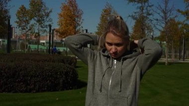 Güzel sportif kadın parkta eğitim.