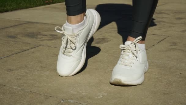 Zapatillas deportivas para mujer. Deporte, fitness, entrenamiento . — Vídeos de Stock