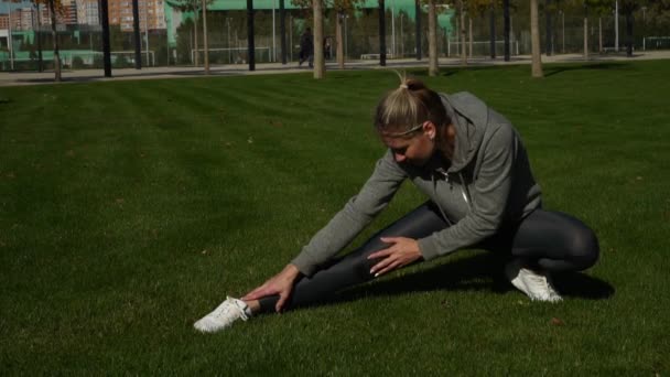 公園でトレーニング上で美しい女性. — ストック動画