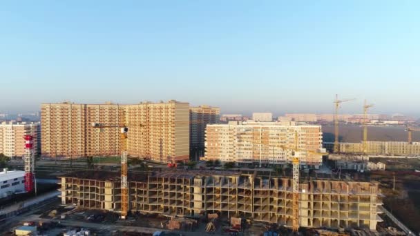 Construcción de grúas y edificios urbanos . — Vídeos de Stock