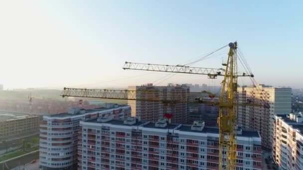 Baukräne auf dem Hintergrund von Gebäuden. — Stockvideo