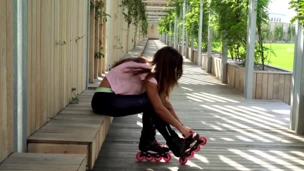 Wanita muda cantik dengan sepatu roda . — Stok Video