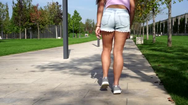 Mujer atlética joven corriendo en el parque . — Vídeos de Stock