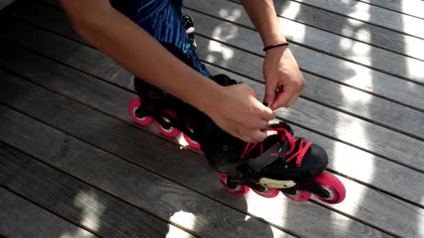 Woman and roller skates, close-up. — Stock Video