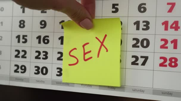 Calendrier de bureau et autocollants. Horaire sexuel. Inscription sexe sur l'autocollant . — Video