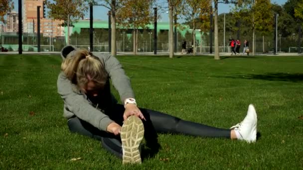 Νεαρή γυναίκα goes σε για τον αθλητισμό στο πάρκο. — Αρχείο Βίντεο
