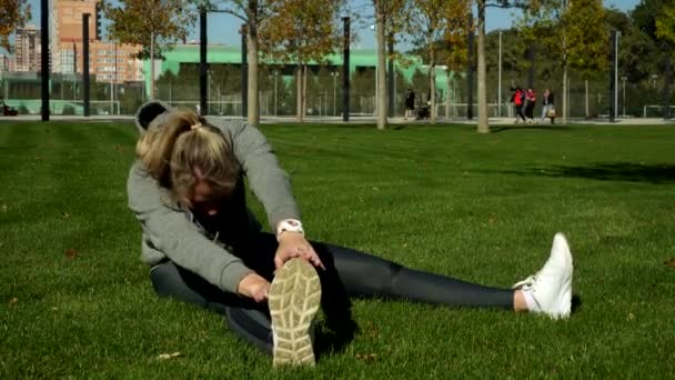 Jovem entra para esportes no parque . — Vídeo de Stock