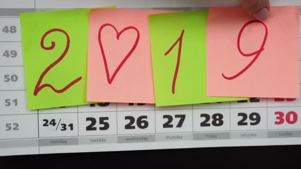 Έννοια του 2019 το νέο έτος. Ημερολόγιο και χρωματιστά αυτοκόλλητα με αριθμούς 2019. — Αρχείο Βίντεο