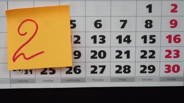Ημερολόγιο και χρωματιστά αυτοκόλλητα με αριθμούς 2019. Έννοια του 2019 το νέο έτος. — Αρχείο Βίντεο