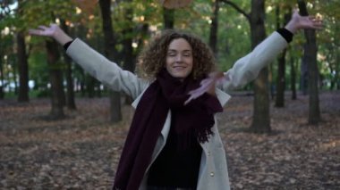 Sonbahar, Genç bir kadın kadar sarı yapraklar atar. Ağır çekim.