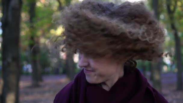 Otoño, retrato de una joven hermosa mujer con el pelo rizado . — Vídeo de stock