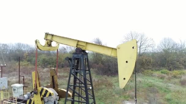 Pump for pumping oil or gas. Oil rig, extraction of hydrocarbons. — Stock Video