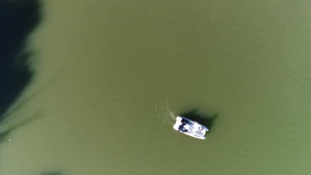 La gente galleggia su un catamarano in un lago o fiume, vista aerea . — Video Stock