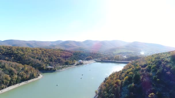 Vista aérea - lago, rio, floresta e colinas verdes . — Vídeo de Stock