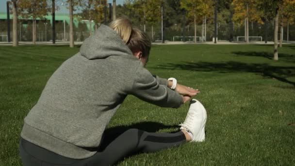 Молодая женщина занимается фитнесом в парке . — стоковое видео