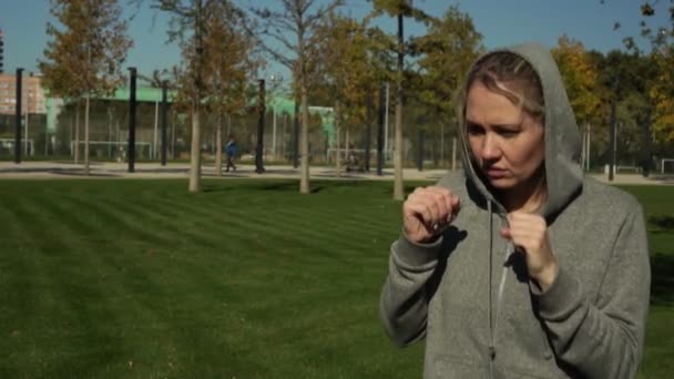 Female boxer trains in the Park, slow motion. — Stock Video